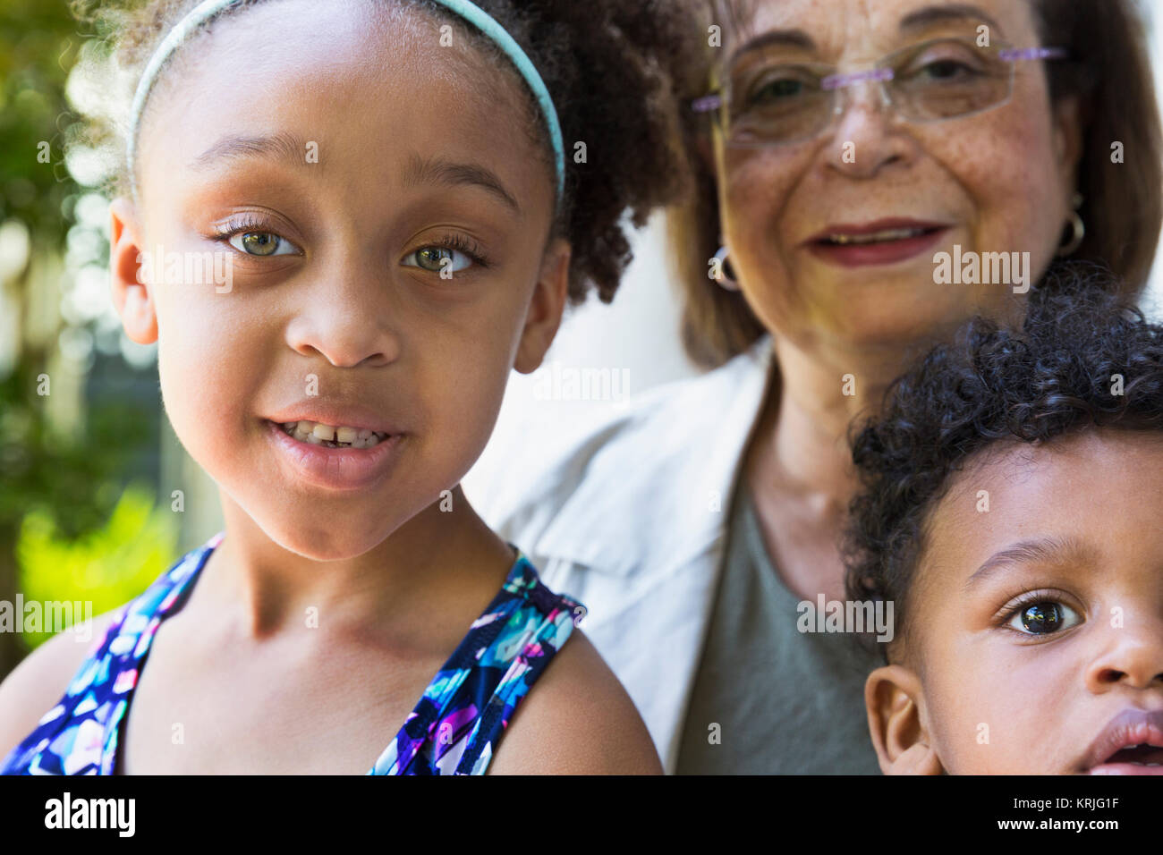 Close up of mixed race frère et soeur avec grand-mère Banque D'Images