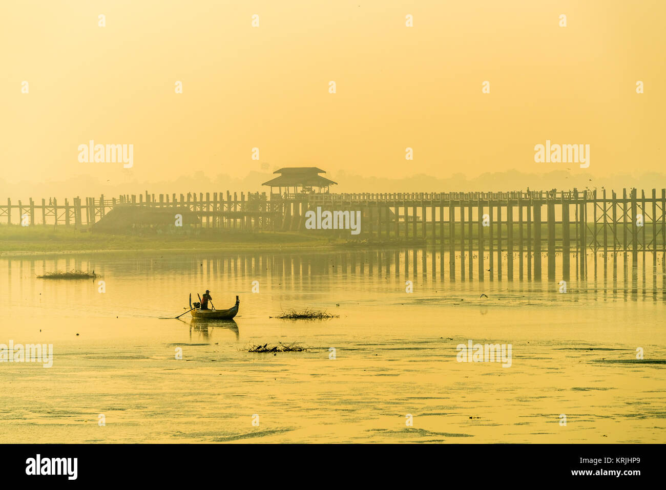Image libre de haute qualité image du lac et sur le terrain et le pont u-bein pont en teck est la plus longue. dans Amarapura, Mandalay, Myanmar Banque D'Images