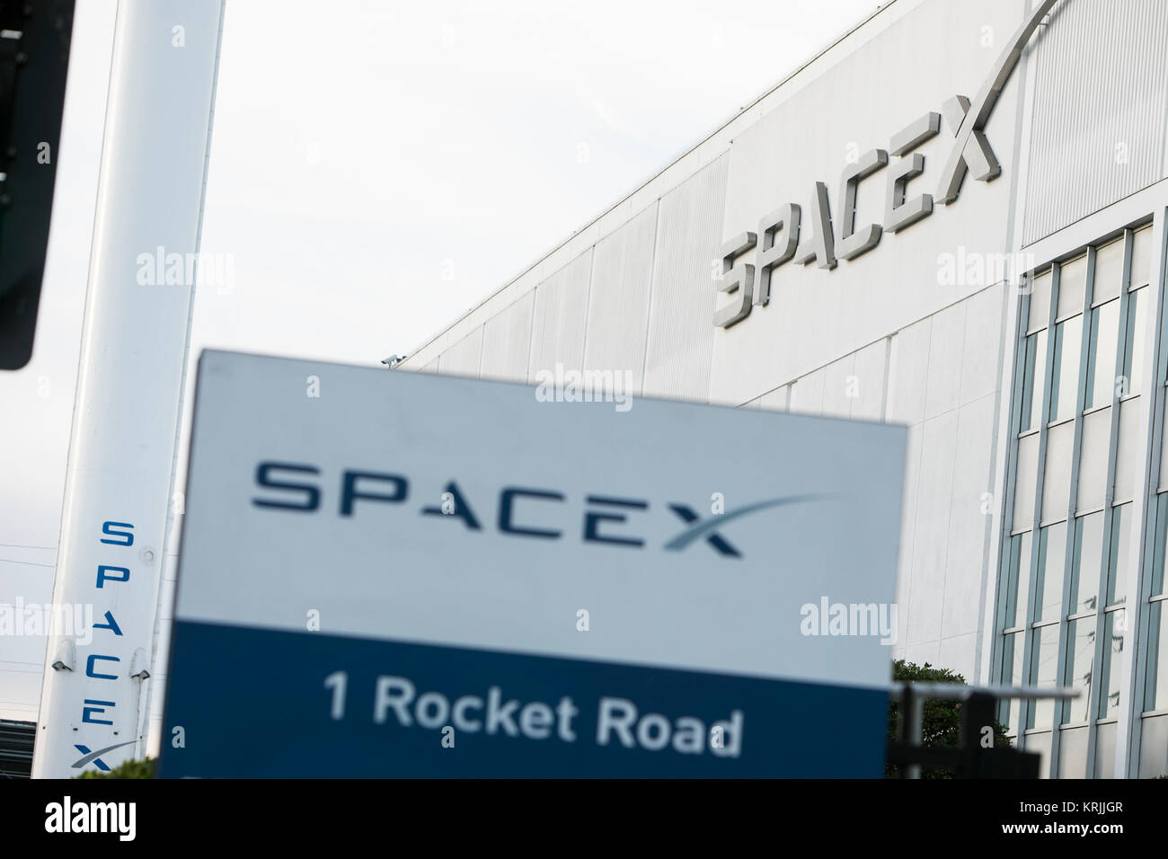 Un logo affiche à l'extérieur du quartier général de l'Exploration spatiale Technologies Corp., également connu sous le nom de SpaceX et doté d''une fusée Falcon 9 SpaceX dans Hawtho Banque D'Images