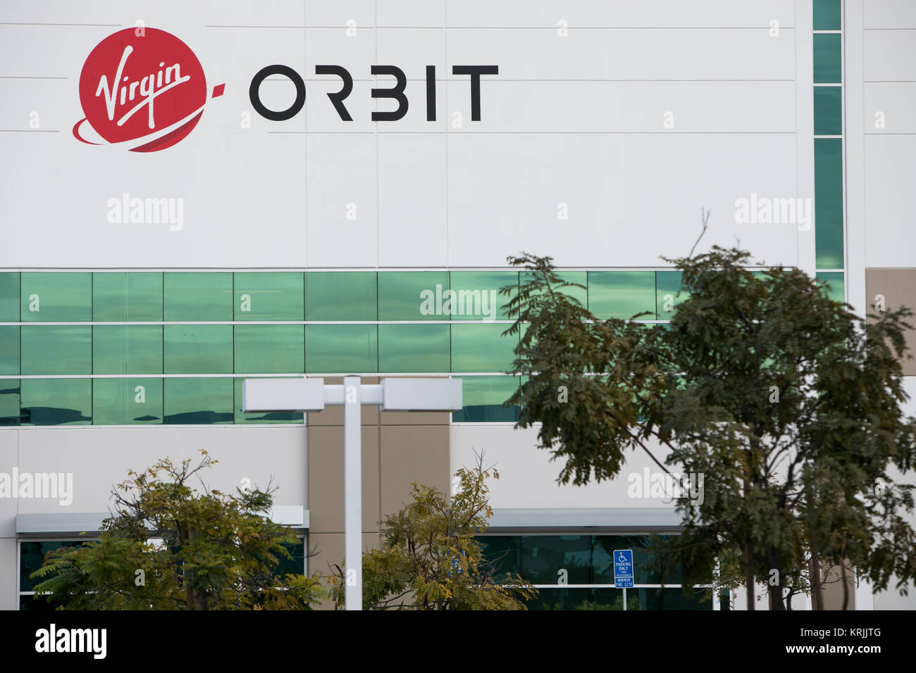 Un logo affiche à l'extérieur du siège de l'Orbite vierge à Long Beach, Californie, le 10 décembre 2017. Banque D'Images