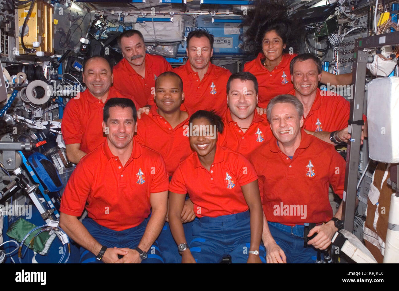 Station spatiale internationale La NASA Navette spatiale Discovery STS-116 mission premier équipage astronautes américains (avant, L-R) William Bill Oefelein, Joan Higginbotham, l'astronaute allemand Thomas Reiter de l'Agence spatiale européenne, (centre, L-R) des astronautes américains Mark Polansky, Robert Curbeam Jr., Nicholas Patrick, le Suédois Christer Fuglesang, astronaute de l'Agence spatiale européenne, (à l'arrière, L-R), et les membres de l'équipage Expédition 14 premier cosmonaute russe Mikhail Tyurin de Roscosmos, et astronautes américains Michael Lopez-Alegria et Sunita Williams posent pour une photo de groupe dans le laboratoire Destiny de l'ISS Banque D'Images