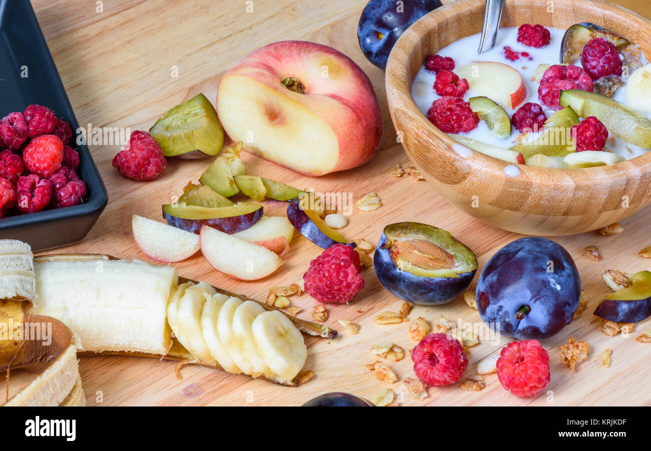 Petit-déjeuner de fruits avec du muesli et lait Banque D'Images