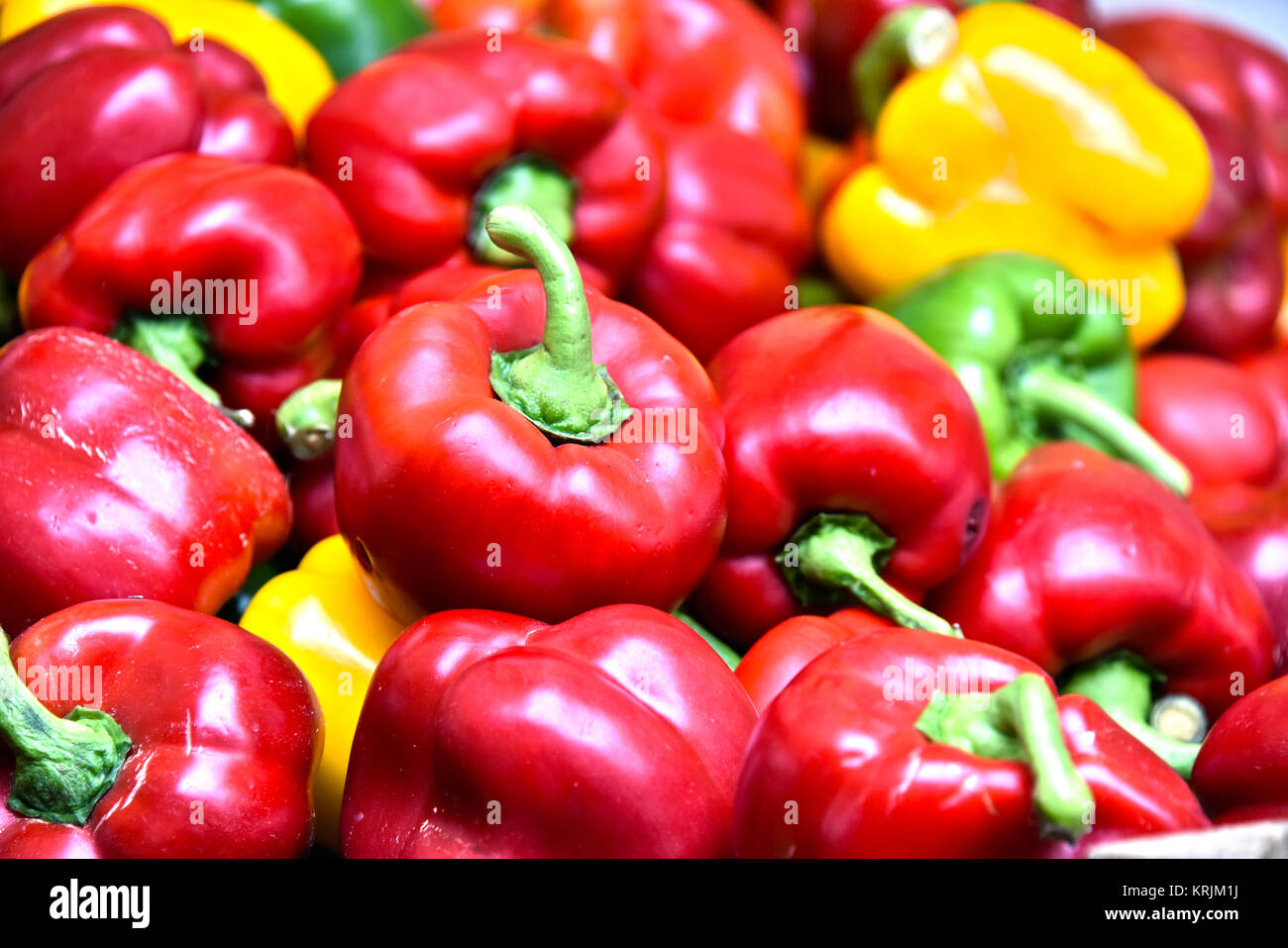 Bell pepper on street market stall Banque D'Images