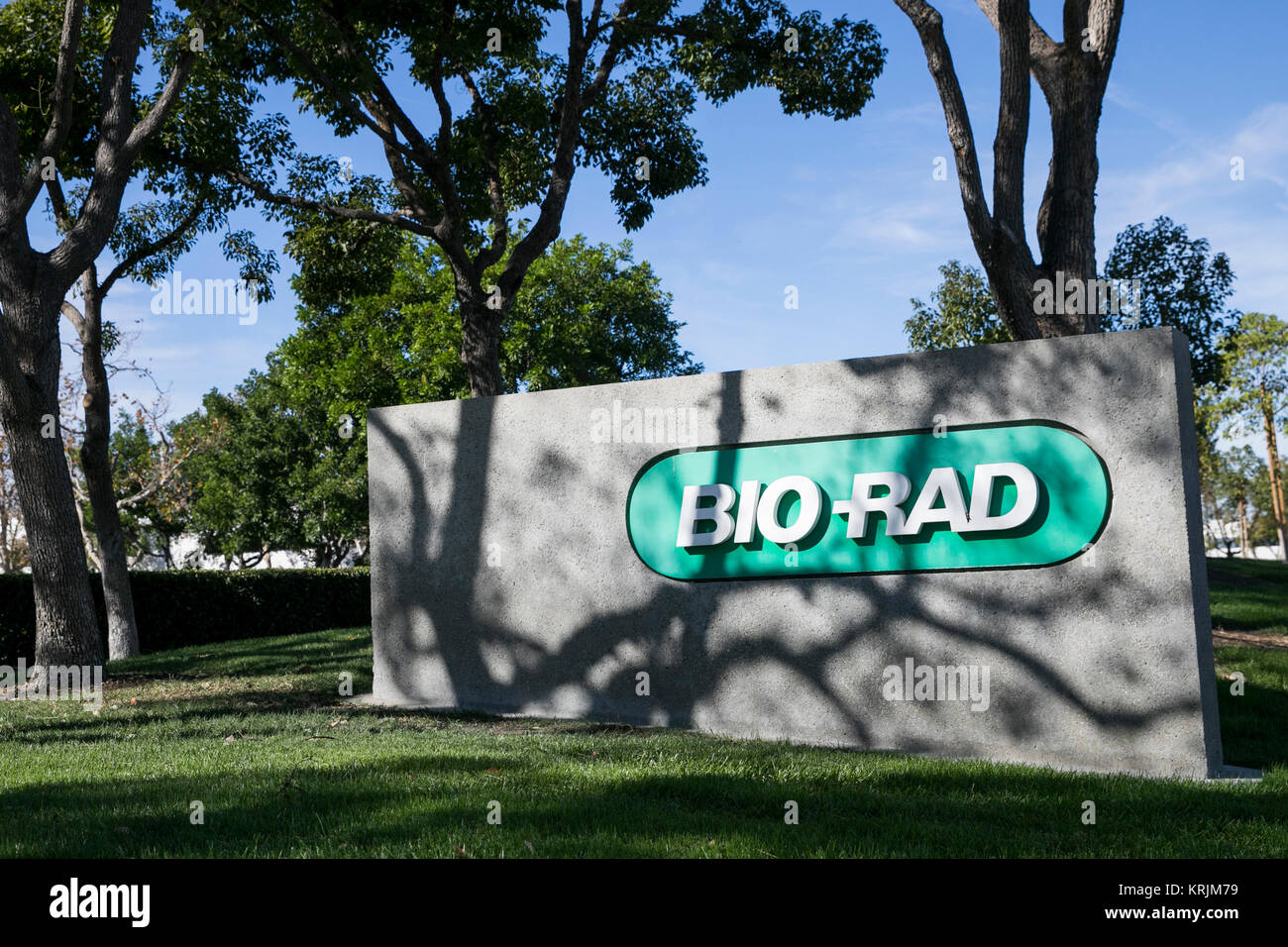 Un logo affiche à l'extérieur d'un établissement occupé par Bio-Rad Laboratories, Inc., à Irvine, en Californie le 9 décembre 2017. Banque D'Images