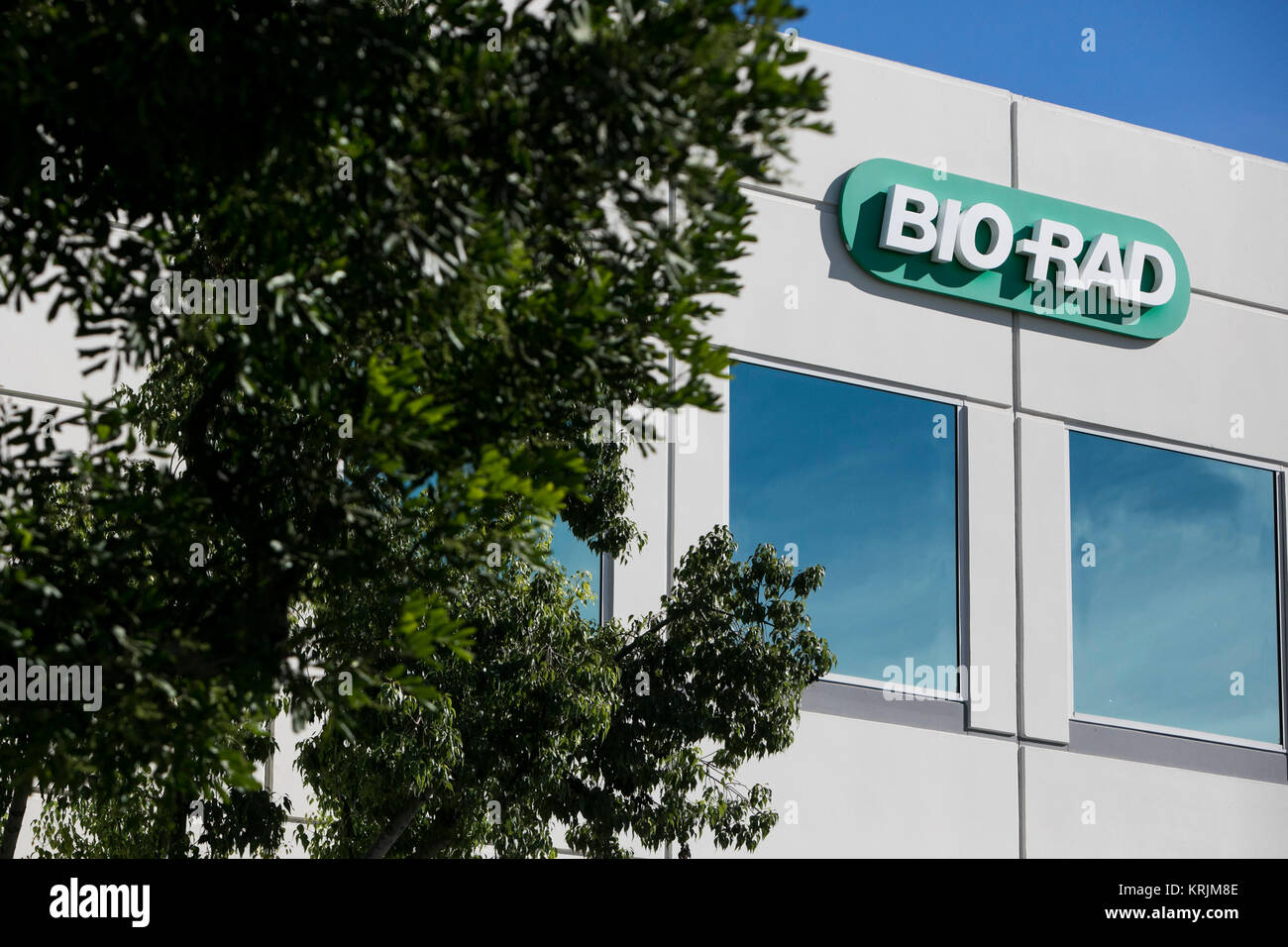 Un logo affiche à l'extérieur d'un établissement occupé par Bio-Rad Laboratories, Inc., à Irvine, en Californie le 9 décembre 2017. Banque D'Images