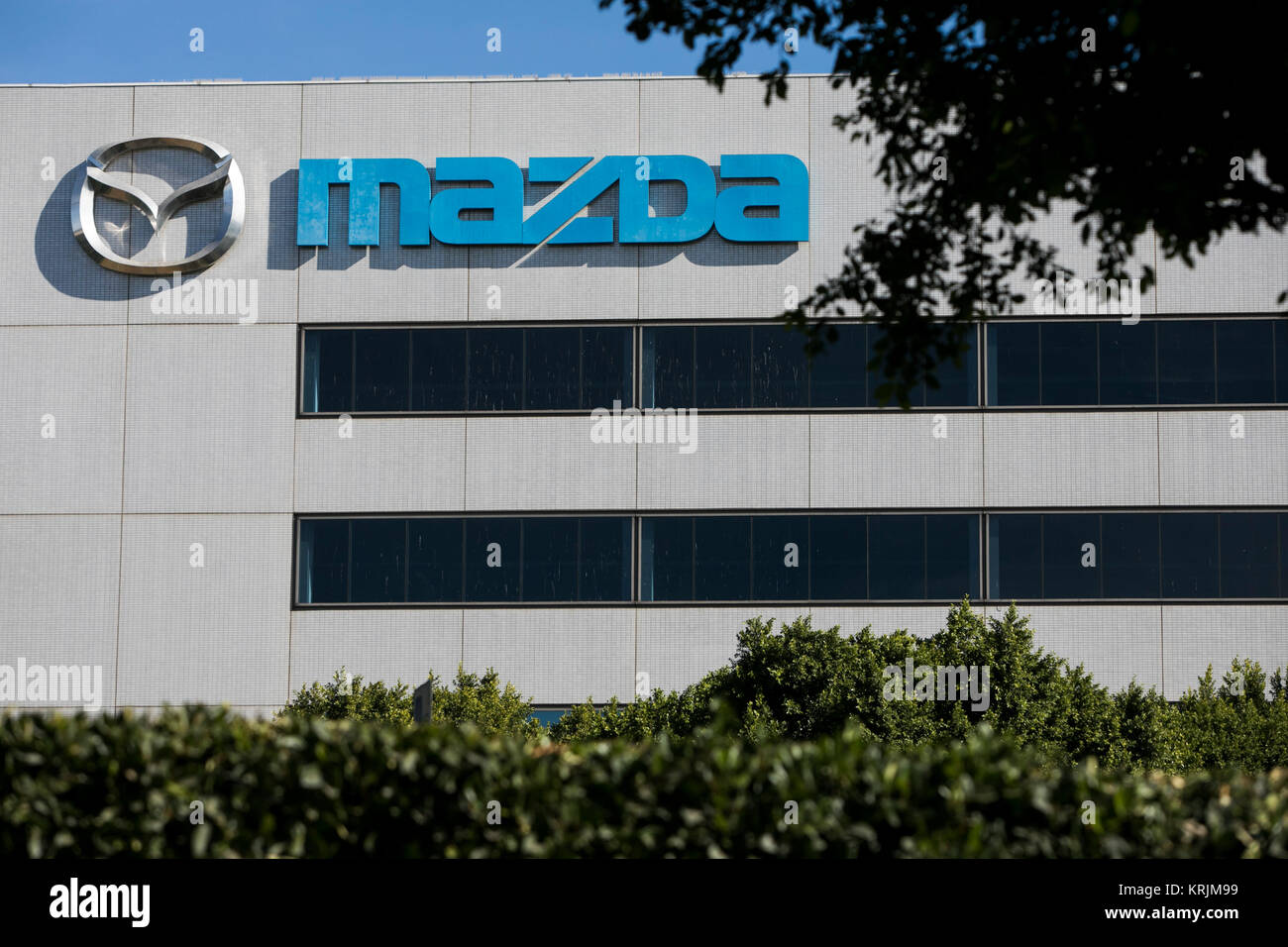 Un logo affiche à l'extérieur d'un établissement occupé par la Mazda Motor Corporation à Irvine, Californie, le 9 décembre 2017. Banque D'Images