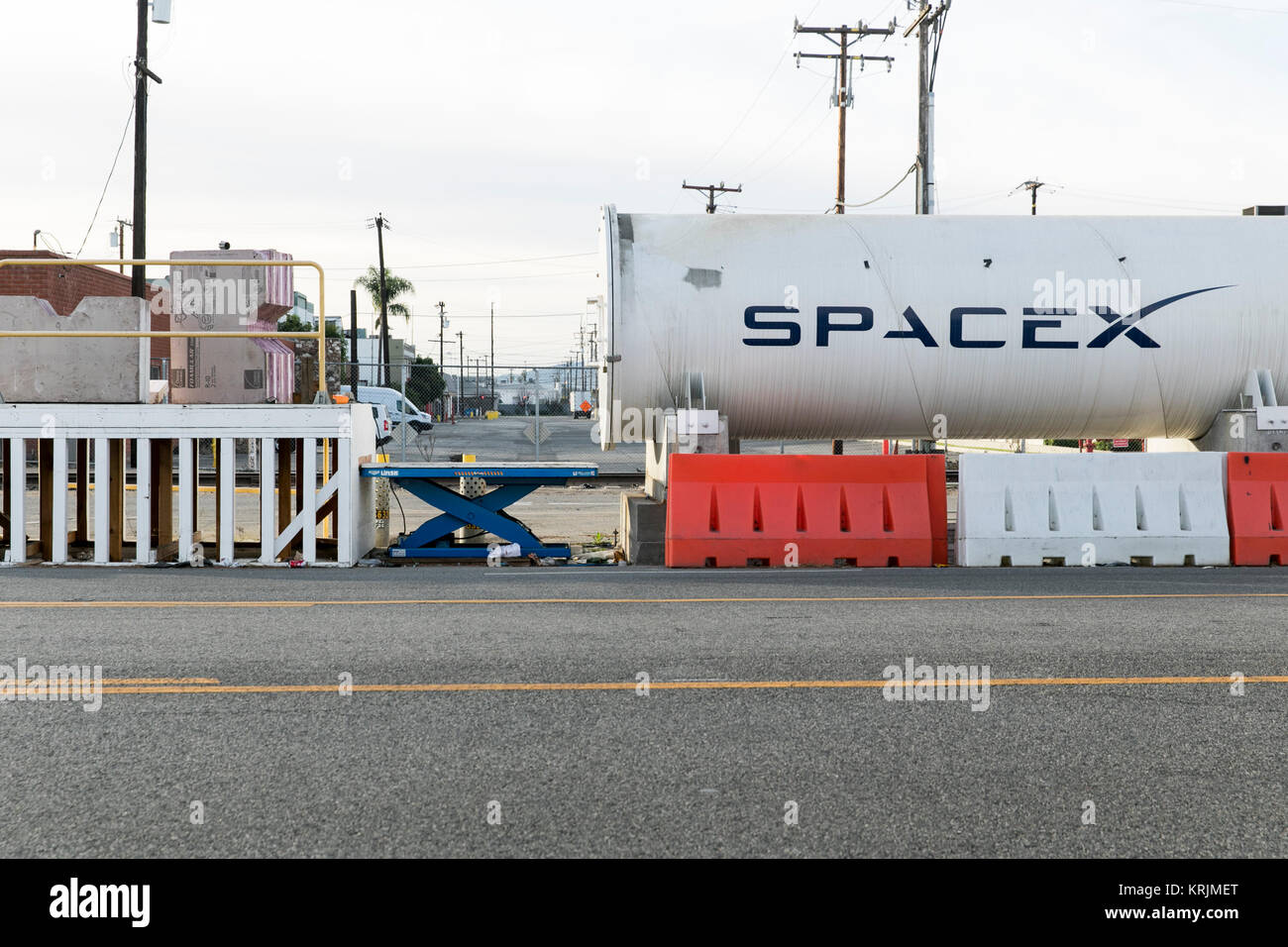 Un logo signe sur une piste d'essai Hyperloop en dehors de l'administration centrale de l'Exploration spatiale Technologies Corp., également connu sous le nom de SpaceX, à Hawthorne, Califor Banque D'Images