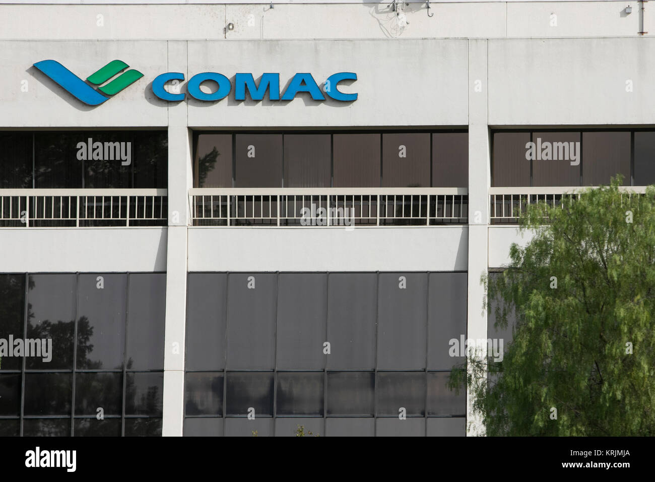 Un logo affiche à l'extérieur d'un établissement occupé par la Commercial Aircraft Corporation of China, également connu sous le nom de COMAC, à Irvine, Californie, le 10 décembre Banque D'Images