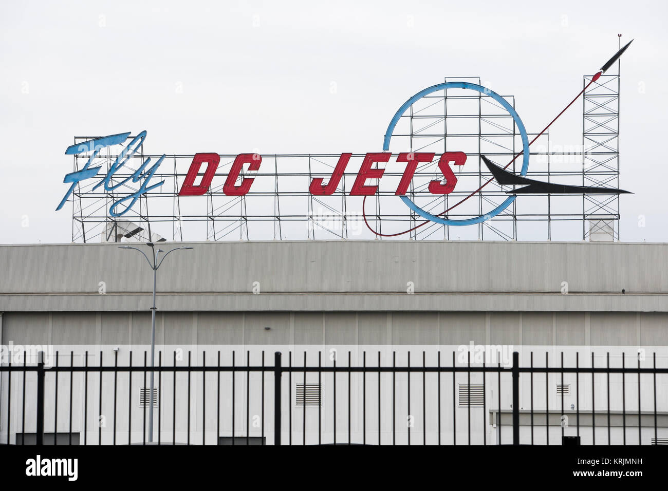 Un 'Fly' Jets DC logo néon enseigne à l'extérieur de l'ancienne usine d'avion à réaction Boeing 717 à Long Beach, Californie, le 10 décembre 2017. Banque D'Images