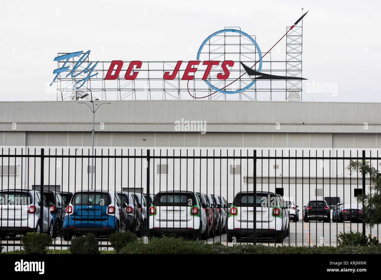 Un 'Fly' Jets DC logo néon enseigne à l'extérieur de l'ancienne usine d'avion à réaction Boeing 717 à Long Beach, Californie, le 10 décembre 2017. Banque D'Images