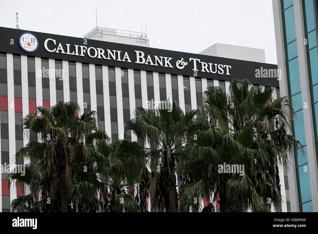 Un logo affiche à l'extérieur d'un établissement occupé par California Bank & Trust à Long Beach, Californie, le 10 décembre 2017. Banque D'Images