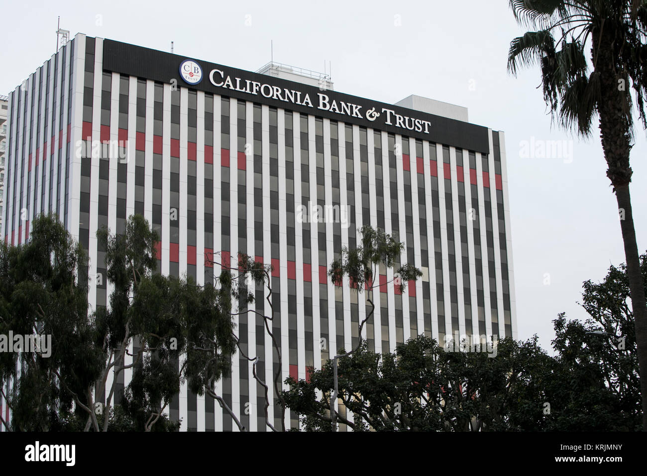 Un logo affiche à l'extérieur d'un établissement occupé par California Bank & Trust à Long Beach, Californie, le 10 décembre 2017. Banque D'Images