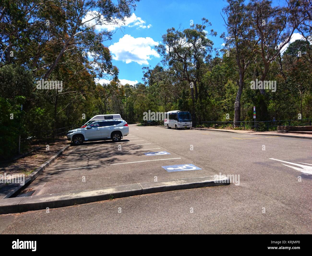 WENTWORTH FALLS, Blue Mountains, NEW SOUTH WALES, Australie, 11 juillet 2017 : Jamison Lookout parking avec des véhicules de tourisme sur une journée ensoleillée. Banque D'Images