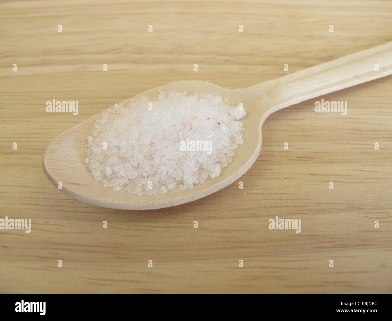 Six grammes de sel par jour sur une cuillère en bois Photo Stock - Alamy