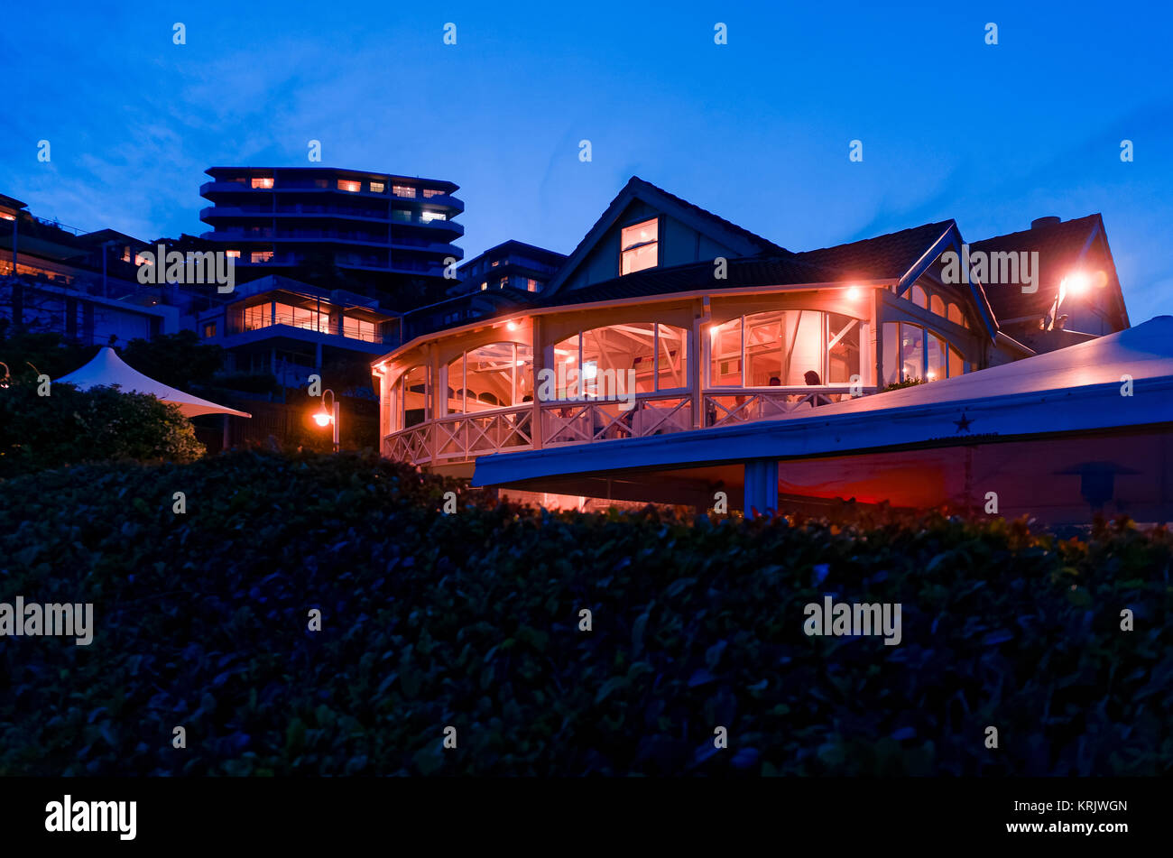 Restaurant côté plage à plage d'eau douce à Sydney, en Australie, la nuit. Banque D'Images