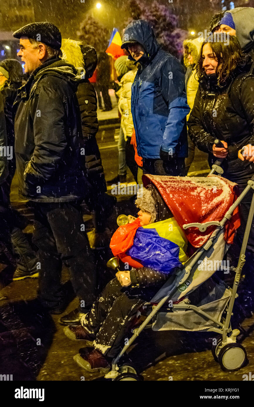 Brasov, Roumanie - 17 décembre 2017 : Des milliers de Roumains protestent contre coalition et ses plans pour changer les règles de la Justice. Banque D'Images