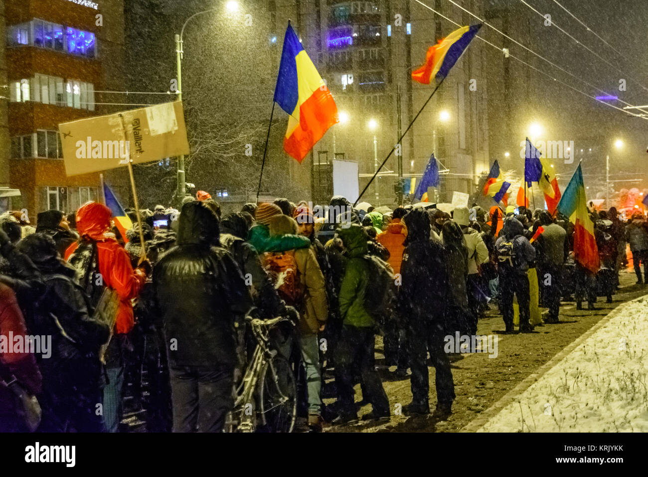 Brasov, Roumanie - 17 décembre 2017 : Des milliers de Roumains protestent contre coalition et ses plans pour changer les règles de la Justice. Banque D'Images
