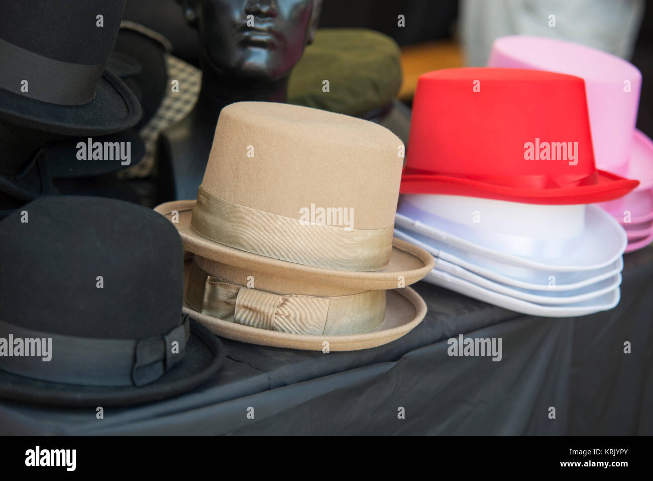 Close up sur les chapeaux de feutre à vendre à un marché aux puces Banque D'Images