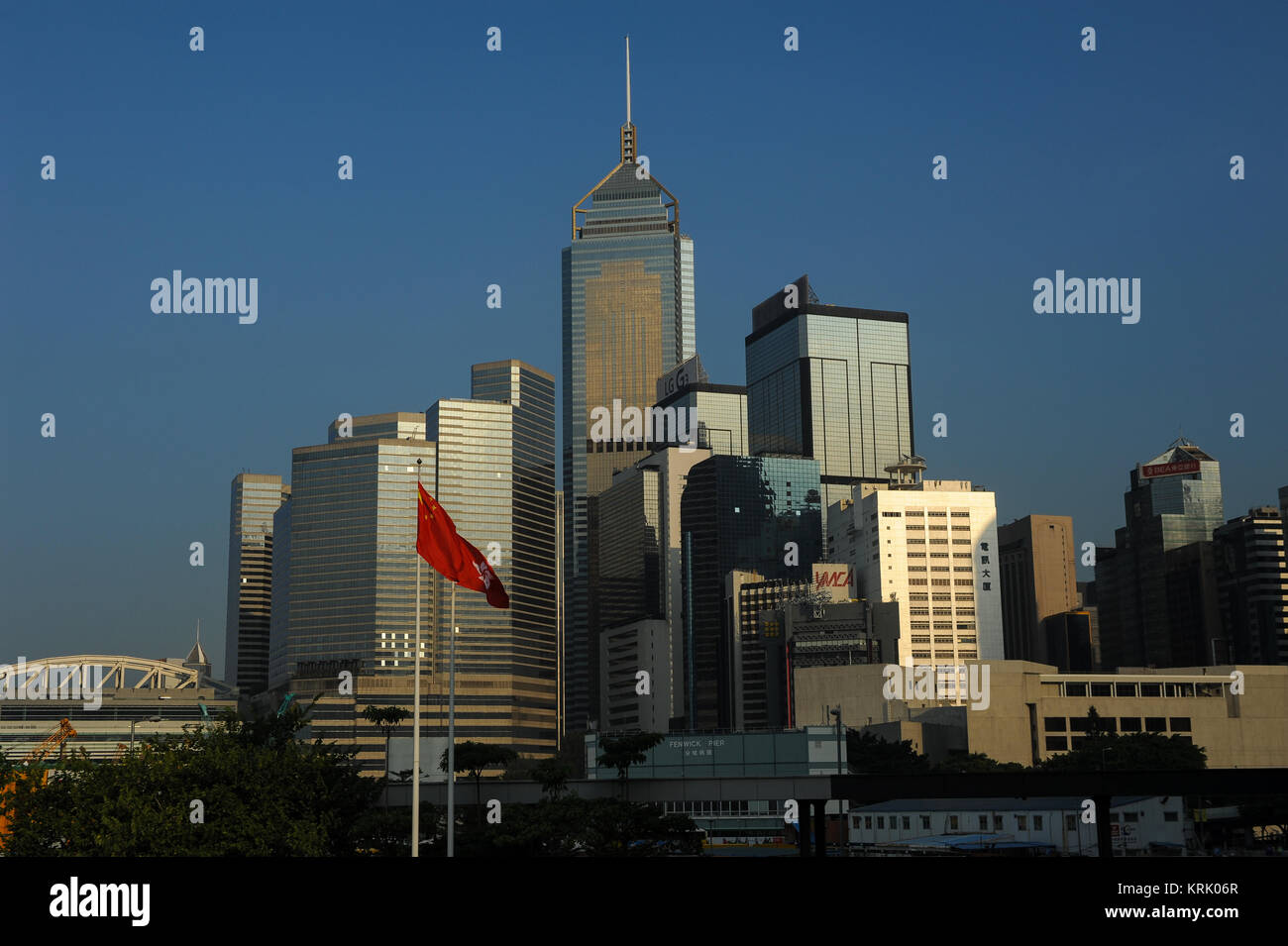 10.10.2014, à Hong Kong, Chine, Asie - Le Central Plaza Tower dans Wan Chai Nord avec les bâtiments voisins. Banque D'Images