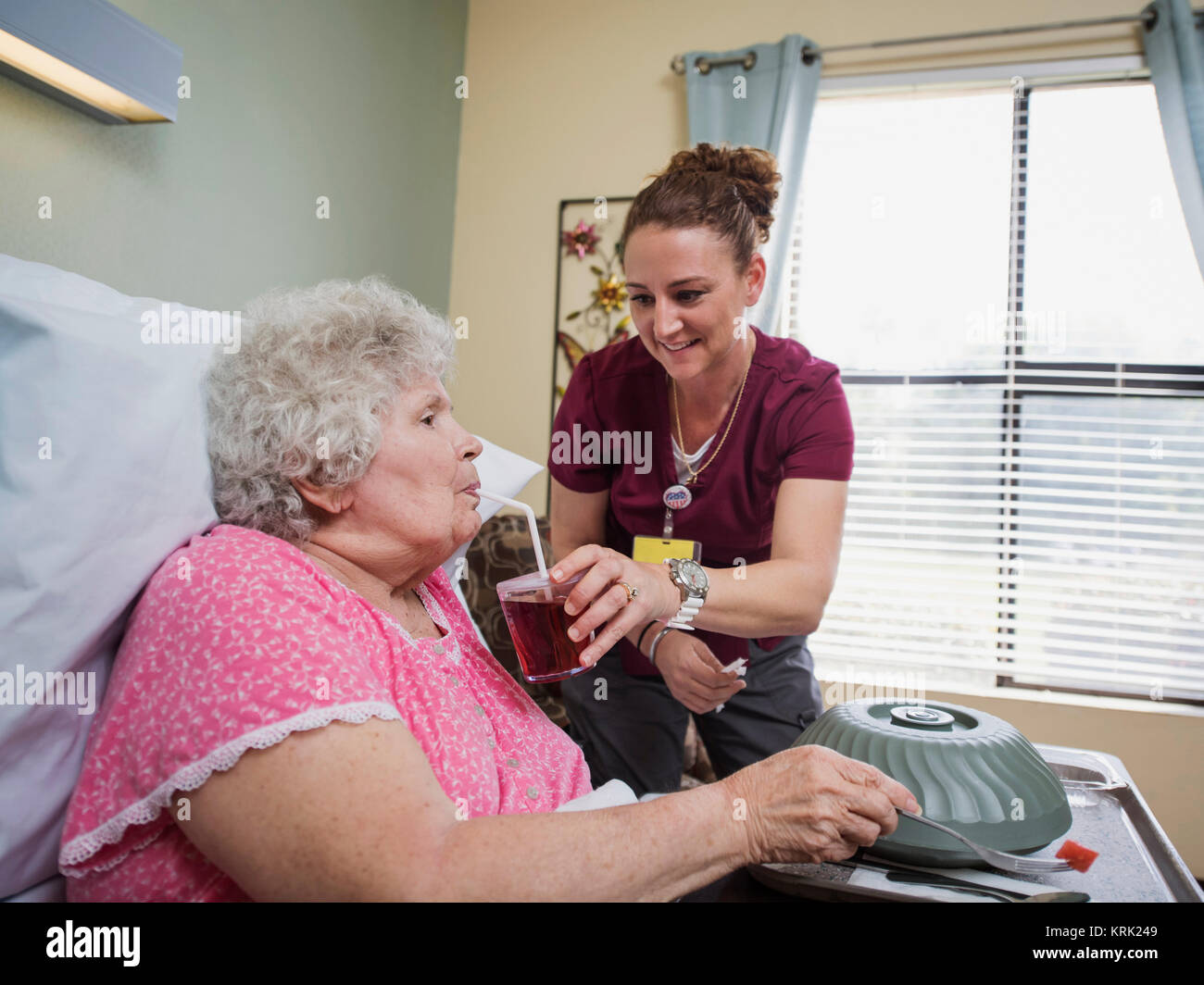 Caucasian nurse in hospital bed patient d'alimentation Banque D'Images