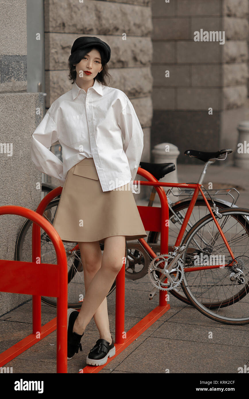 Caucasian woman leaning on porte-vélo Banque D'Images