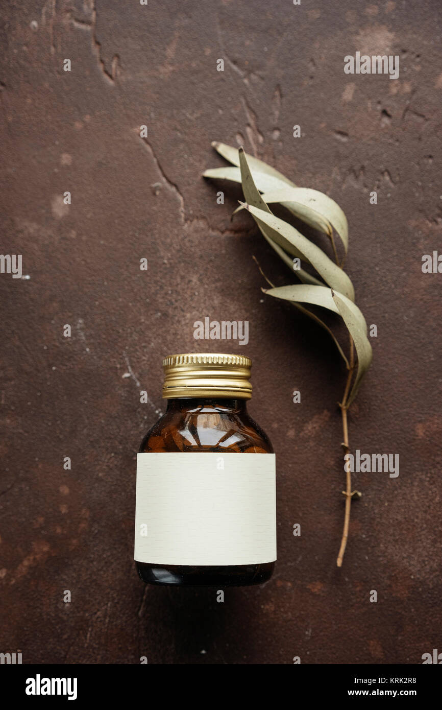 Alternative medicine jar avec étiquette vierge près de Leaf Banque D'Images