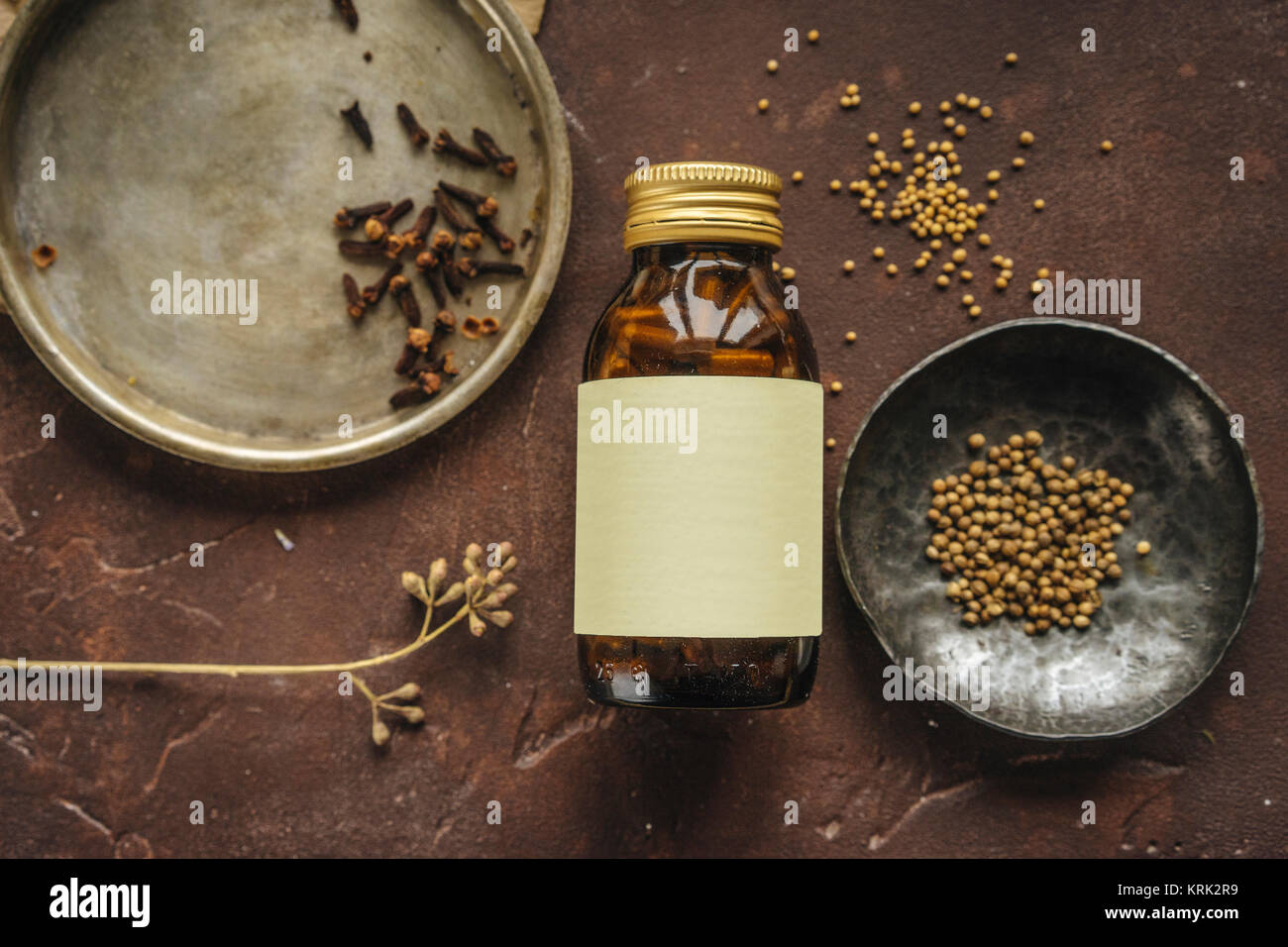 Alternative medicine jar avec étiquette vierge près de graines Banque D'Images