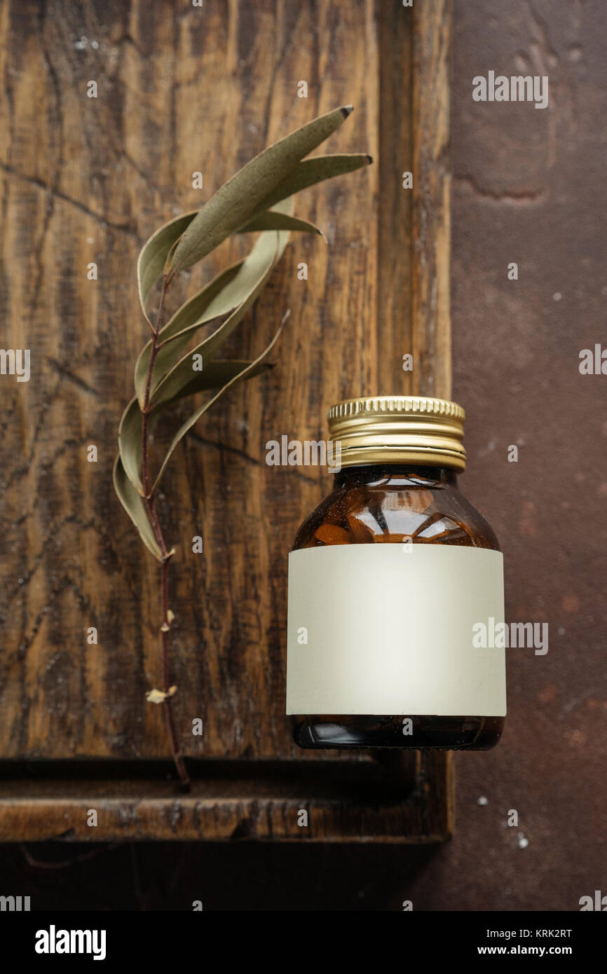 Alternative medicine jar avec étiquette vierge près de Leaf Banque D'Images