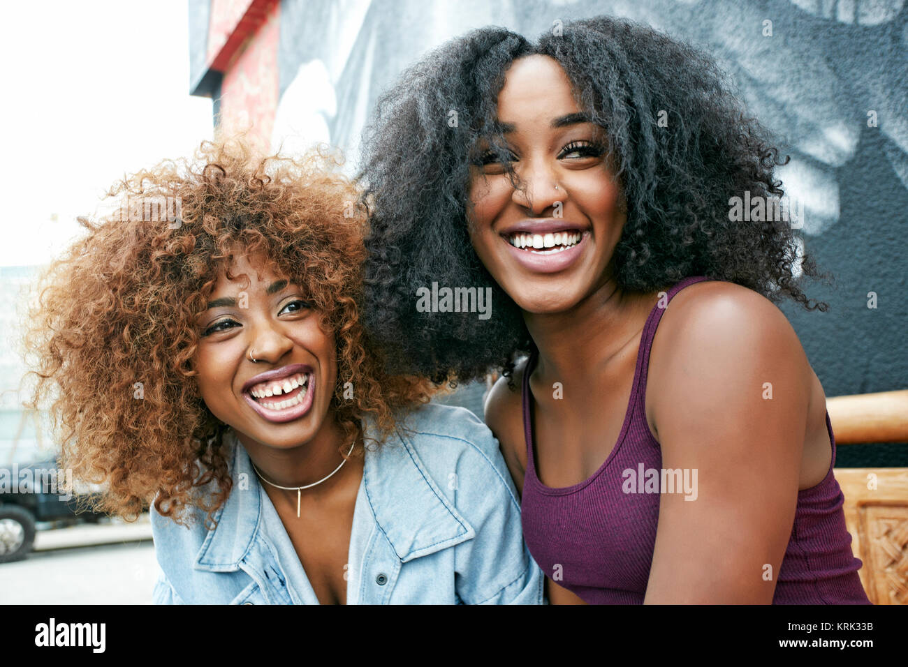 Les femmes laughing outdoors Banque D'Images