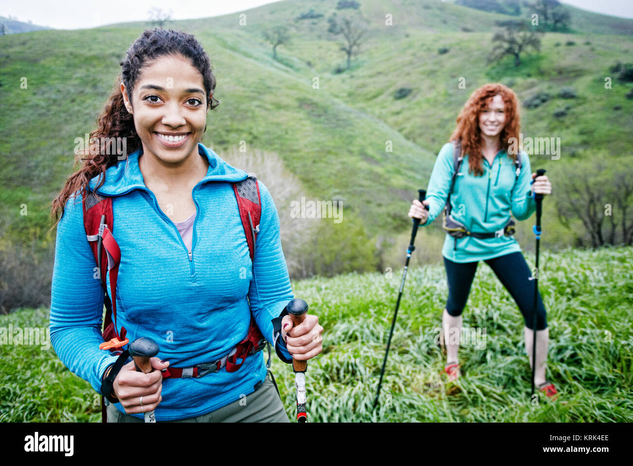 Portrait of smiling women randonnées avec les bâtons de marche Banque D'Images