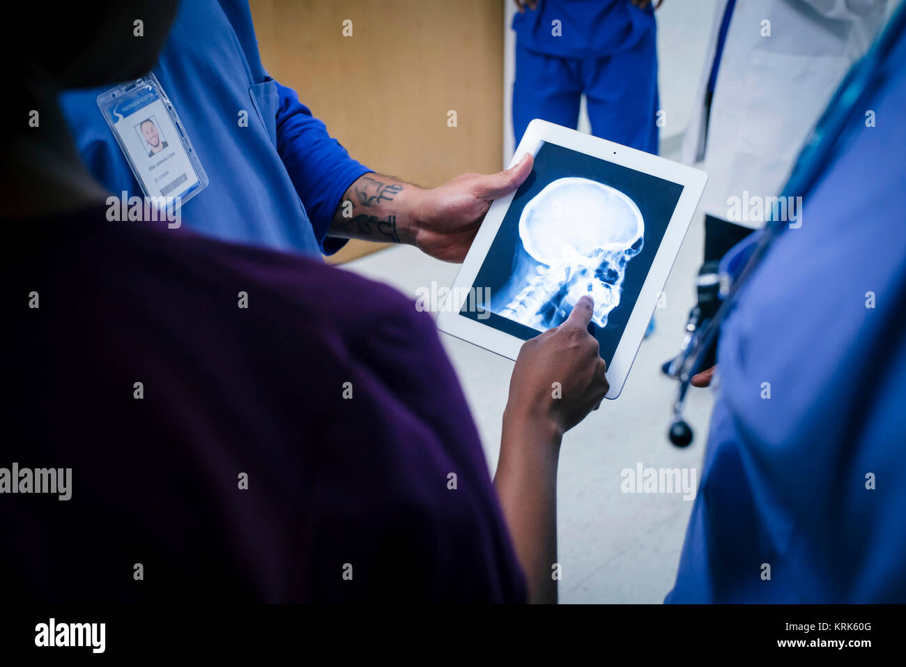 Doctors examining x-ray du crâne et de la mâchoire sur tablette numérique Banque D'Images