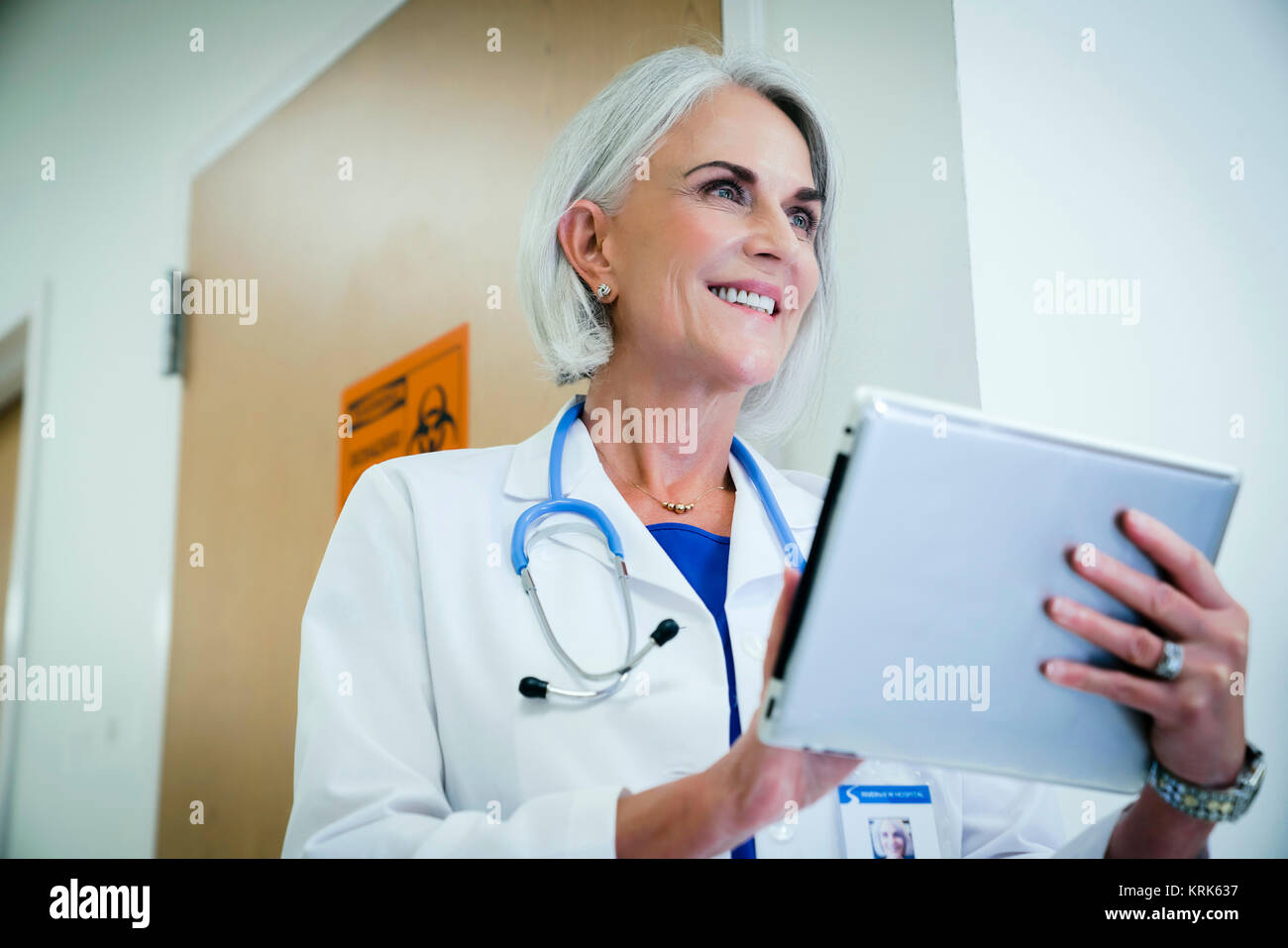 Caucasian doctor using digital tablet Banque D'Images