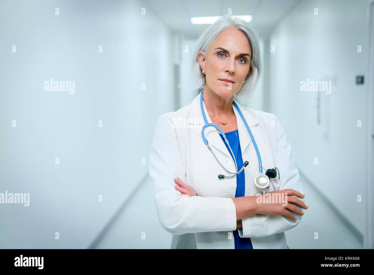 Portrait of smiling Caucasian doctor in hospital Banque D'Images