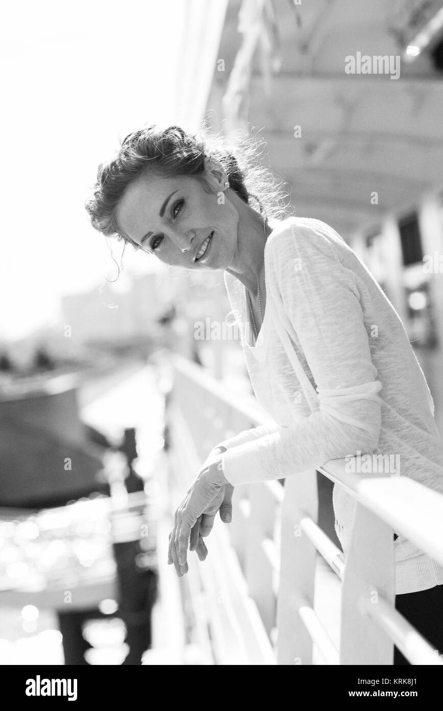 Portrait of smiling Caucasian woman leaning on railing Banque D'Images