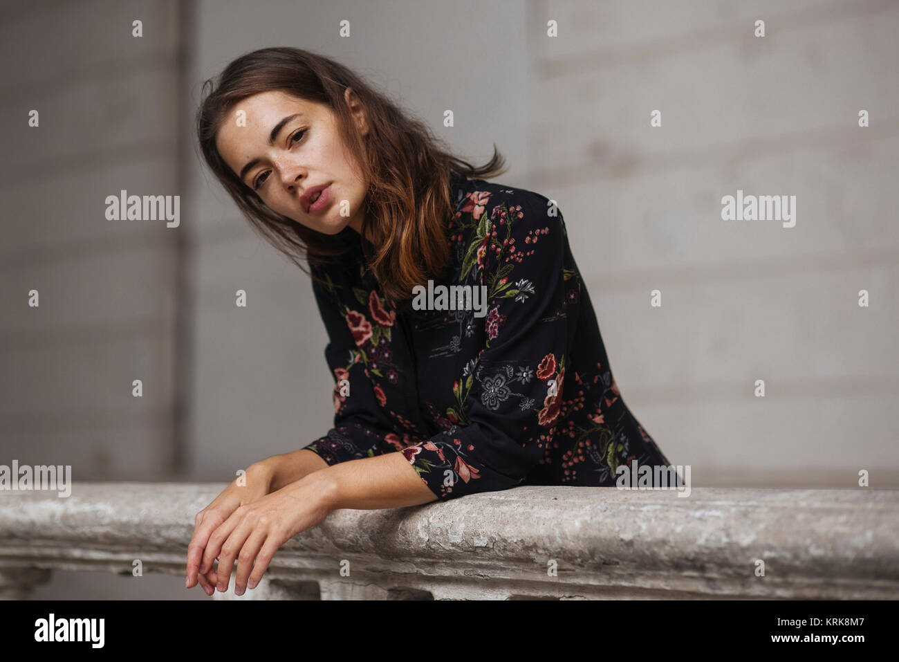 Caucasian woman leaning on railing Banque D'Images
