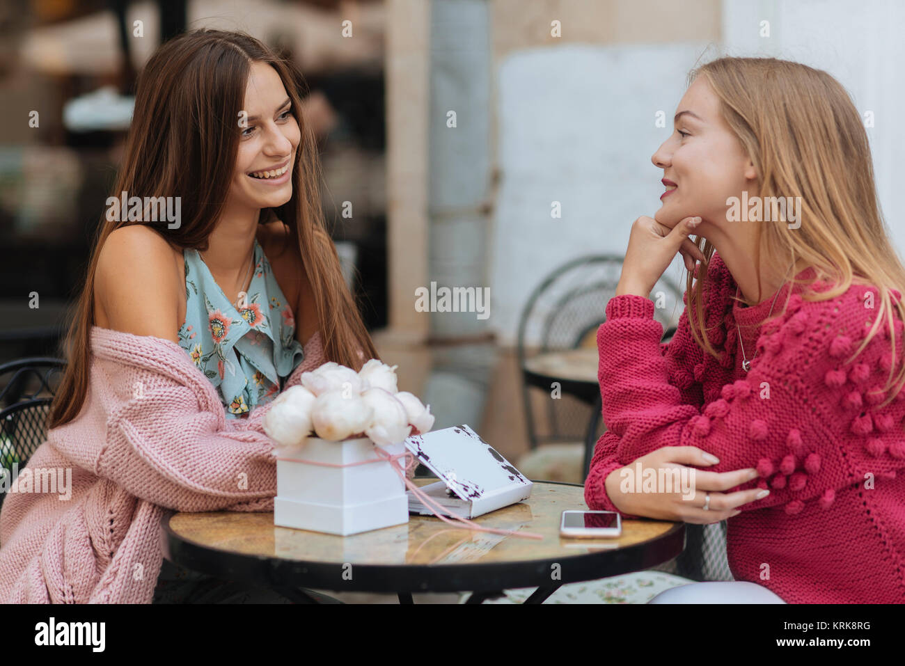 Caucasian women sitting at table Banque D'Images