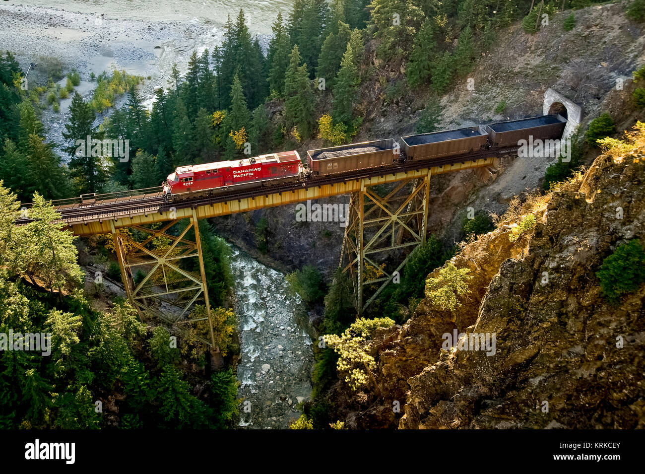 CP Rail Train de charbon de l'ouest dirigé par loco 8752 pont croix Ainslie - canyon du Fraser - BC Banque D'Images