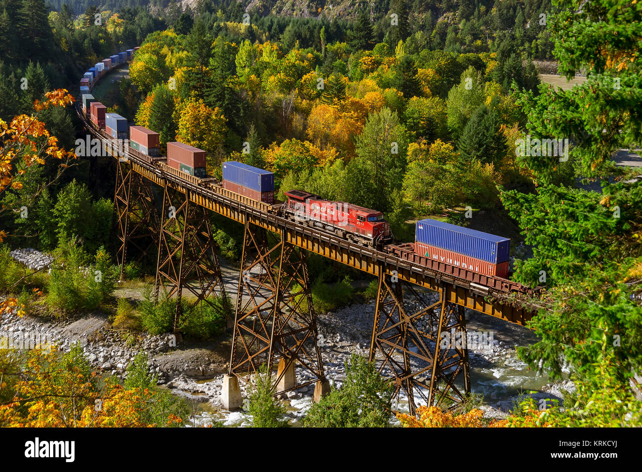 CP Rail train intermodal loco 9510 midtrain avec ouest passe au-dessus de la rivière Anderson trestle - canyon du Fraser - BC Banque D'Images