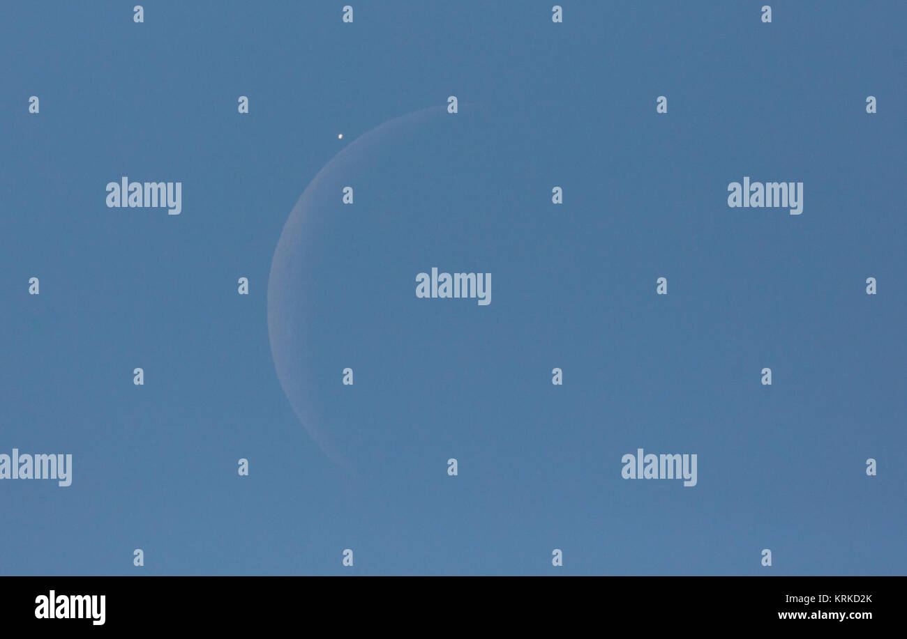 Vénus est visible à côté du croissant de lune au cours de la journée, avant le début de l'occultation, le lundi, 7 décembre 2015 à Washington, D.C. La lune occultées, ou est passé devant, venus pour la deuxième fois cette année. Crédit photo : NASA/Joel Kowsky) Lunar Occultation de Vénus (AC201512070001) Banque D'Images