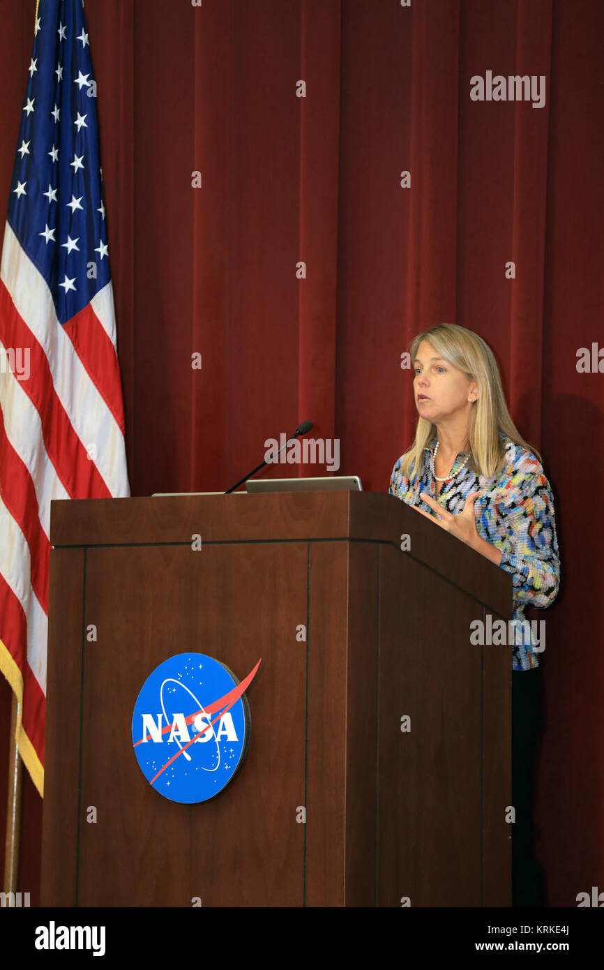 Dava Newman parle aux employés et les téléspectateurs à propos de l'Agence Innovation Mission. Le Dr Dava Newman, administrateur adjoint de la NASA, parle aux employés de l'Astroport de la Floride au cours de l'assemblée annuelle de l'innovation KickStart Expo (30695885066) Banque D'Images