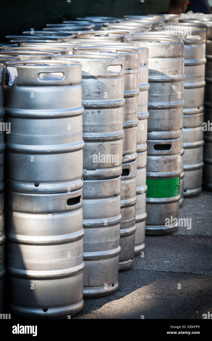 Pile de barils de bière Banque D'Images