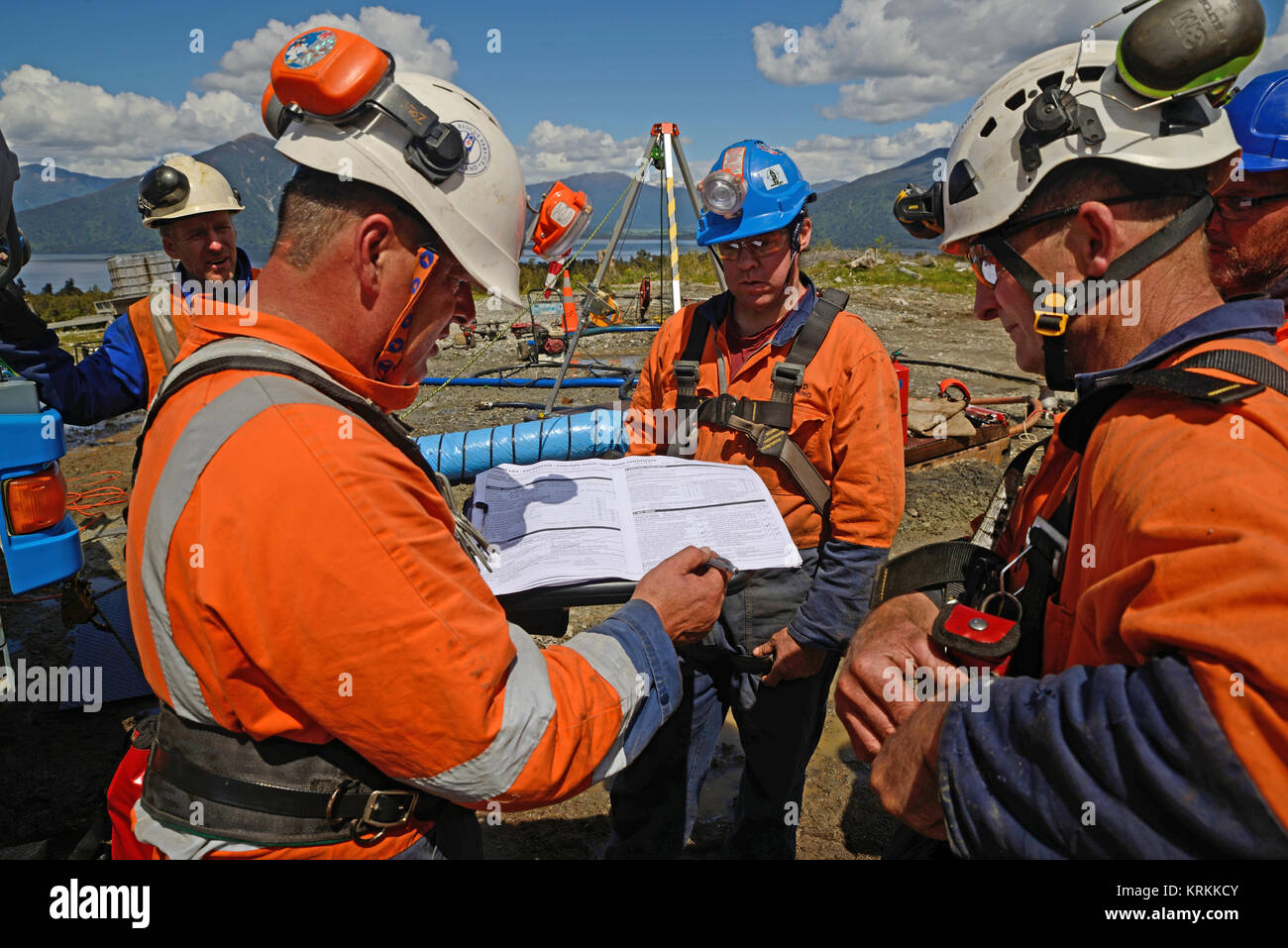 MOANA, Nouvelle-Zélande, le 27 octobre 2017 : l'agent de sécurité effectue une réunion de sécurité à un puits de pétrole abandonnés avant l'envoi de travailleurs dans un milieu confiné sp Banque D'Images