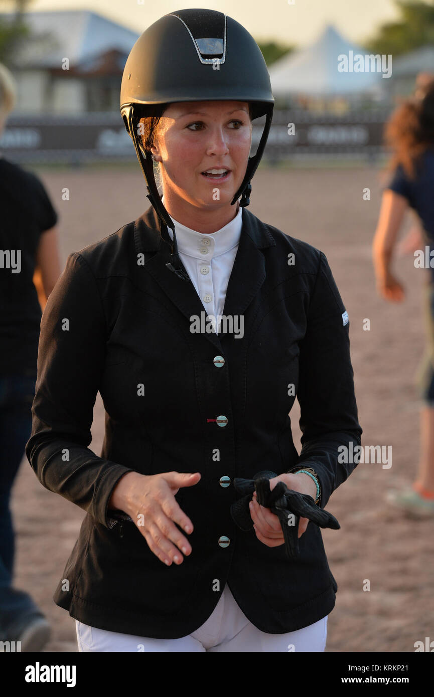 WELLINGTON, FL - MARS 01 : Meagan Nusz participants à la somme de 150 000 diamants Lugano Grand Prix. Le 2015 Winter Equestrian Festival, a conclu sa huitième semaine de compétition le dimanche avec une victoire pour Todd Minikus (USA) et deux cygnes Babalou des fermes dans le 41 dans le Grand Prix de 150 000 $ le CEPA 4*, présenté par Lugano en diamants. La paire a conduit un cheval 10 avec un top trois pour terminer les États-Unis dans cette semaine de compétition du CEPA final. Beezie Madden (USA) et Simon a terminé deuxième, et Meagan Nusz (USA) et Dynamo placé troisième au Palm Beach International Equestrian Center le 1 mars 2015 dans Wel Banque D'Images