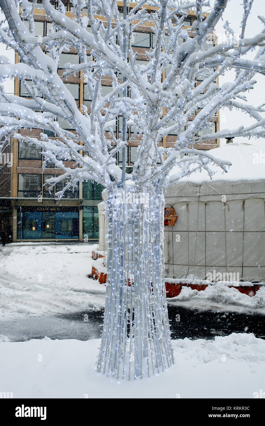 Il ne neige pas souvent dans la ville de Genève et le matin, l'objet a un manteau blanc Banque D'Images