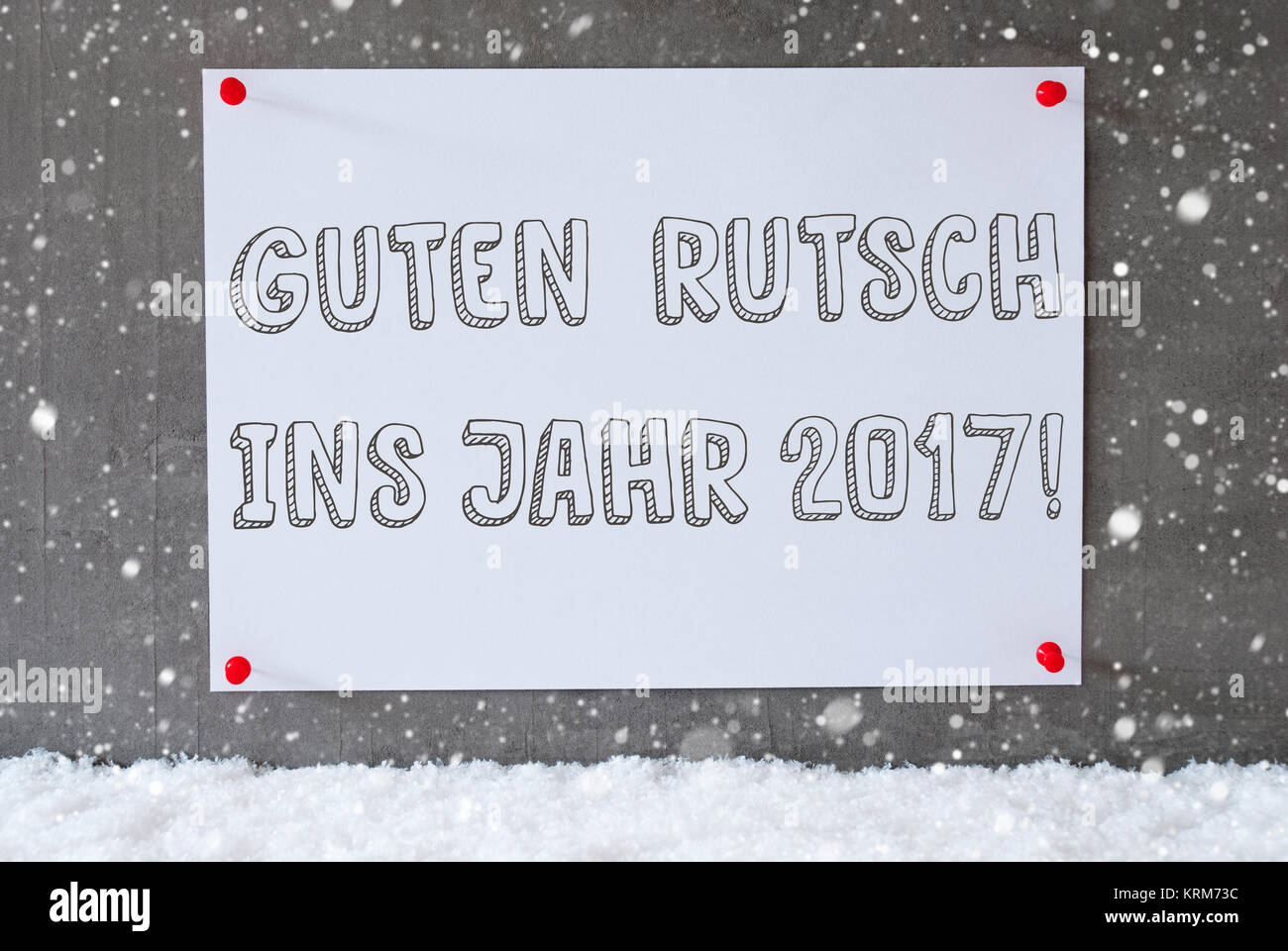 Étiquette avec texte Allemand Guten Rutsch ins Jahr 2017 signifie Bonne année 2017. Moderne et urbain mur de ciment comme arrière-plan sur la neige en flocons. Banque D'Images