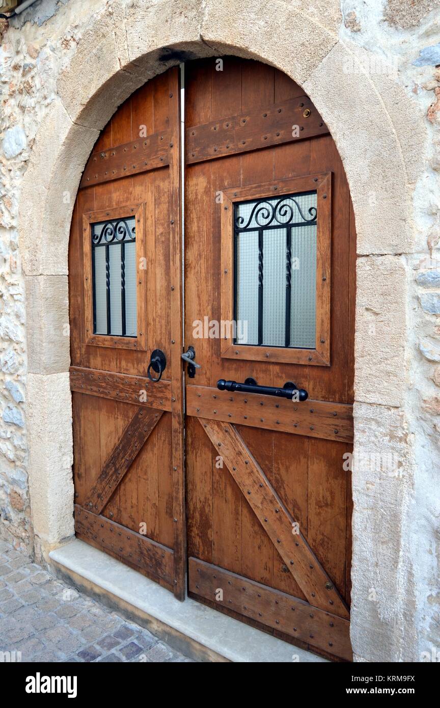 Une double porte en bois foncé. Banque D'Images