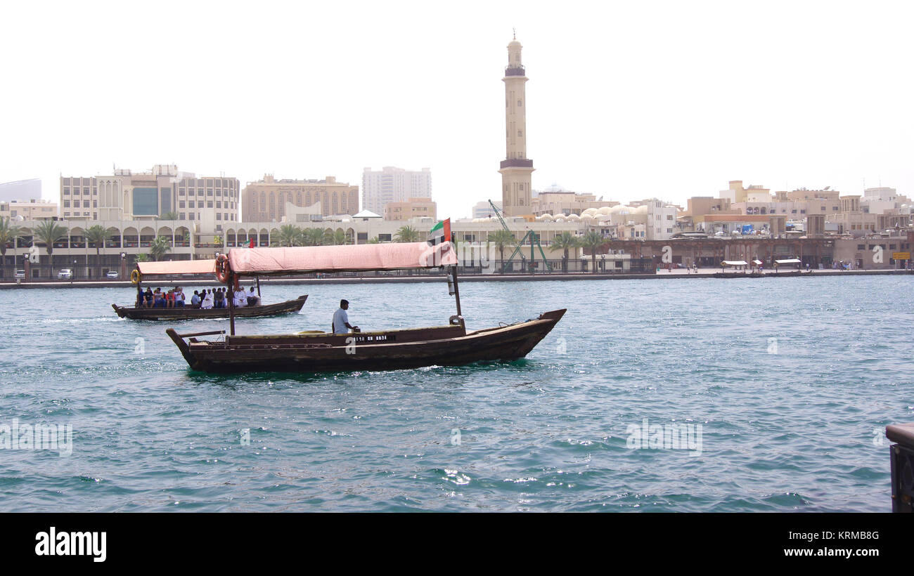Dubaï, Émirats arabes unis - MARS 31st, 2014 : les bateaux en bois traditionnels sur la Crique de Dubaï comme un ferry Banque D'Images