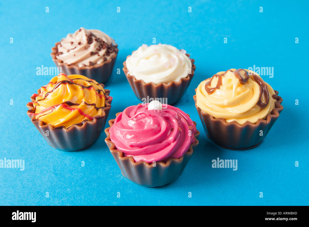 Gateau D Anniversaire Sur Fond Bleu Beaucoup De Sweet Cupcakes Photo Stock Alamy