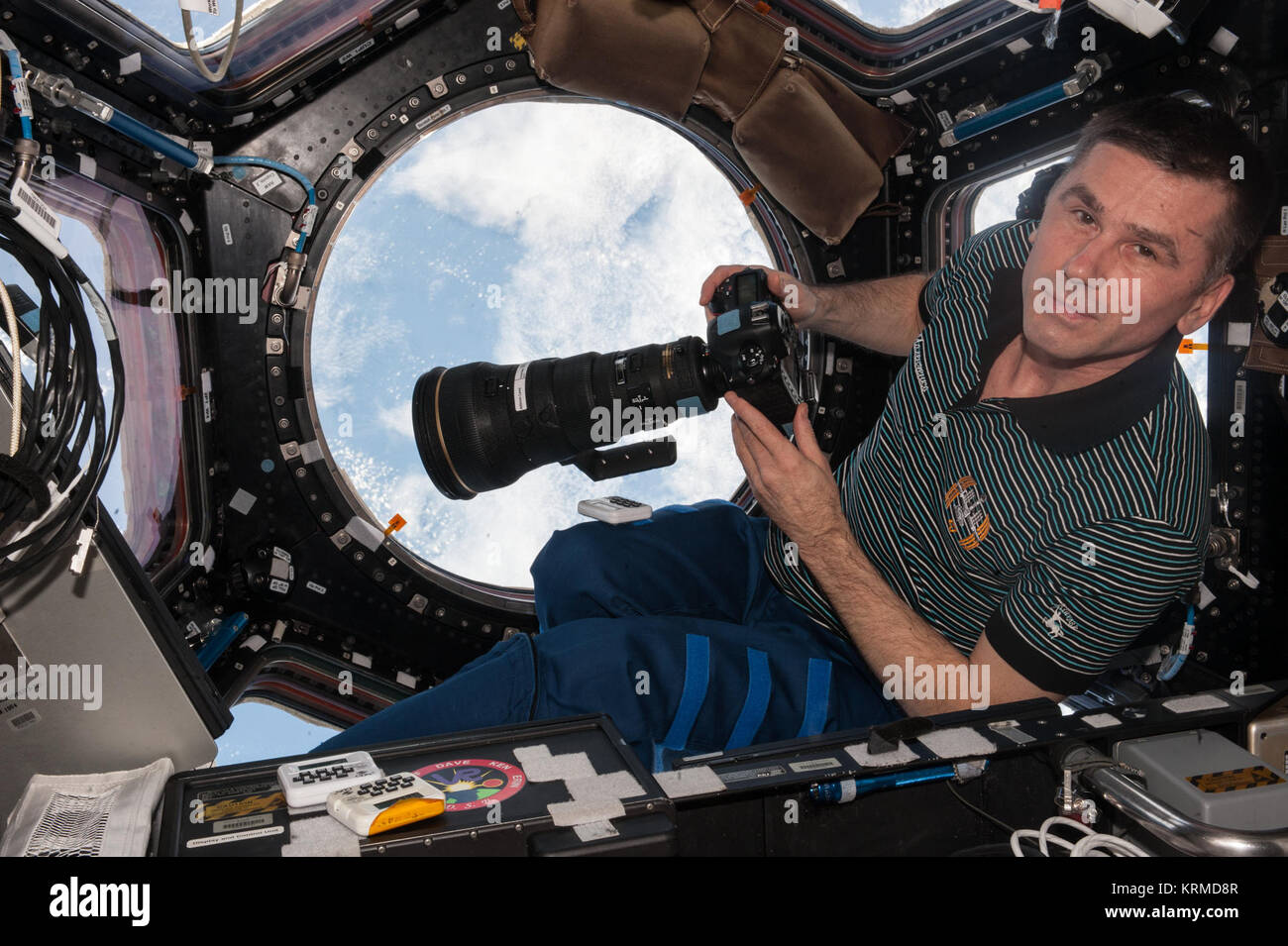 ISS-47 Youri Malenchenko avec caméra dans le module Cupola Banque D'Images