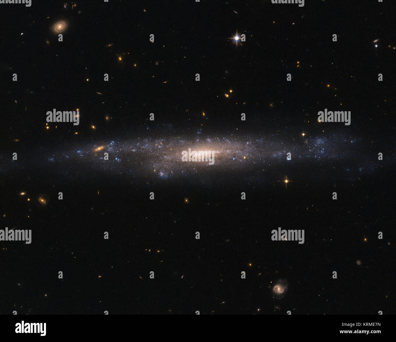 Cette substitution, NASA/ESA Hubble Space Telescope les captures d'image la galaxie UGC 477, situé à un peu plus de 110 millions d'années-lumière dans la constellation des poissons (les poissons). UGC 477 est une faible luminosité de surface (LSB) galaxie. Proposé pour la première fois en 1976 par Mike Disney, l'existence de galaxies LSB a été confirmée qu'en 1986 avec la découverte de Malin 1. Comme les galaxies LSB 477 UGC sont distribués de façon plus diffuse que les galaxies comme Andromède et la Voie lactée. Avec la brillance de surface jusqu'à 250 fois moins lumineux que le ciel nocturne, ces galaxies peut être incroyablement difficile à détecter. La plupart de l'affaire Banque D'Images